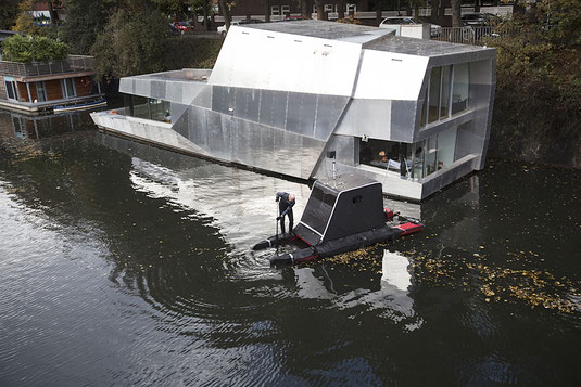 Künstler mit schwarzem Boot bei der Arbeit