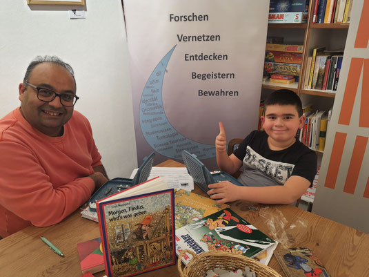 Schriftstller und Hakawâtî Ammar Awaniy aus Berlin mit Arslan Umerov in "Erna´s Lebensmittelpunkt" zwischen Spiel und Buch, zwischen Skandinavien und dem Schwarzen Meer.    Foto: Hotopp-Riecke // ©Mehmed-Ali-Pascha-Archiv. Magdeburg, 2025