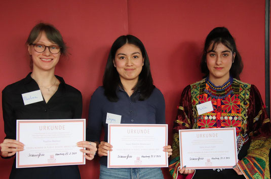 Die drei Gewinnerinnen des Young Women in Public Affairs Award 2024: Paulina, Sayen und Mahla
