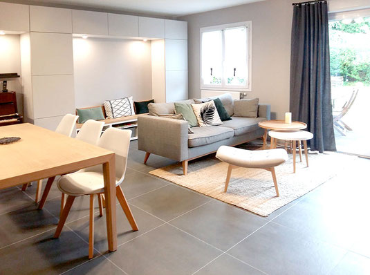 maison; salon; familial; scandinave; clair; coin enfant; piano; salle à manger; repas; gris; blanc