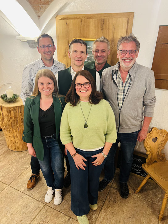 Martin Fertl mit seinen ehemaligen Gemeinderatskollegen und -kollegin Anian Rutz, Albert Huber, Ernst Weidl und Silvia Baumgartner, sowie Franziska Baumgartner als Vertretung der Vorstandschaft