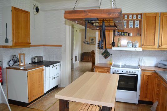 De keuken, hoewel voorzien van alle moderne gemak, straalt net als de eetzaal historie uit. Zo'n keuken zou ik ook wel willen