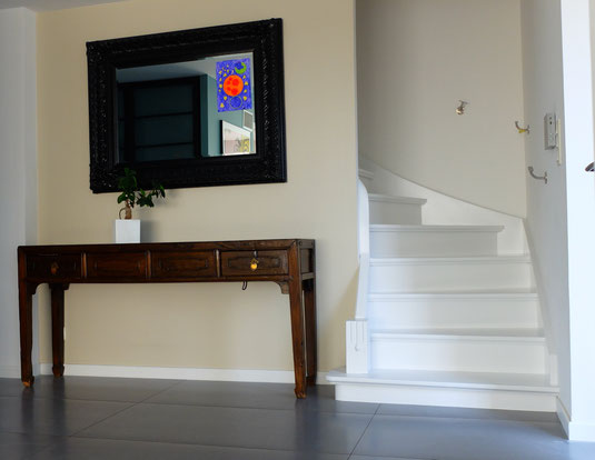 Escalier entre deux murs, entièrement laqué blanc et vernis en mat anthonee