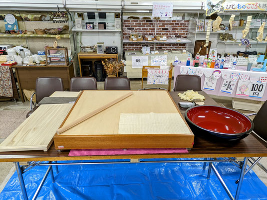 よもぎうどん手づくり体験で使用する麺棒や包丁、こね鉢などの道具一式