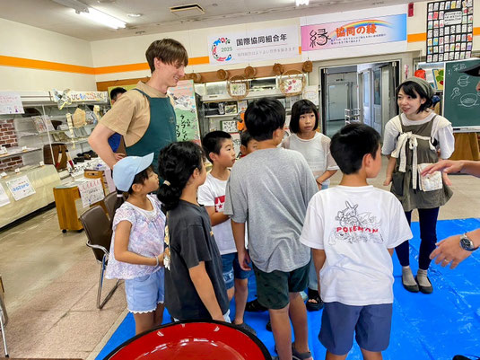 飛騨朝日のよもぎうどん体験で講師の説明を真剣に聞く子どもたち