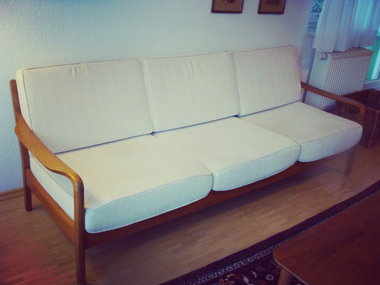 Midcentury Couch, 3-Sitzer mit organisch geferormten Armlehnen. Foto: www.collage-gallery.de