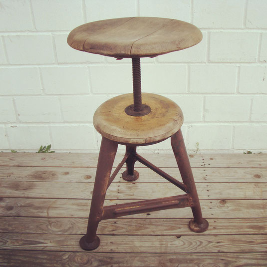 Industrial Werkstatthocker. Eisengestell und drehbarer Sitzfläche aus Holz