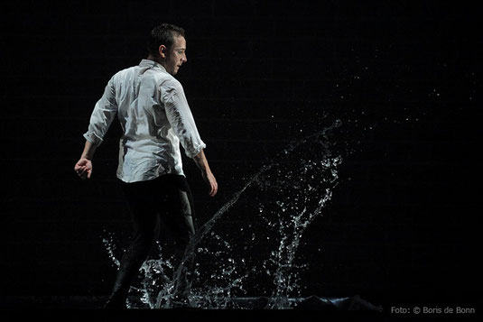 Bailaor Manuel Liñán in "BAILE DE AUTOR" 2018 im tanzhaus nrw / Colorfoto by Boris de Bonn