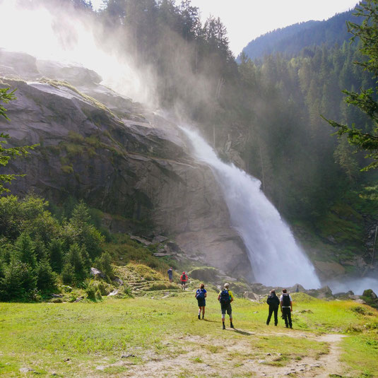 Wanderer bestaunen die tosenden Wassermassen der Krimmler Wasserfälle