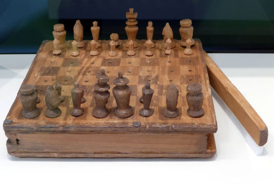 Sein selbstgebautes Schachspiel; Foto: Irene Petersen