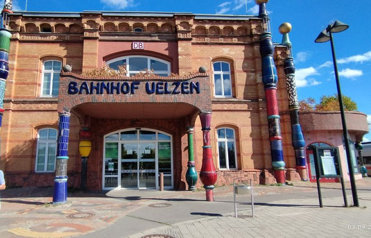 Der Hundertwasser-Bahnhof; Foto: Petra Possling-Stumpf