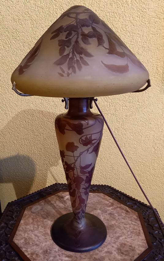 Lampe Gallé, vase soufflé moulé, décor clématites, art nouveau, établissements Gallé, exposition de tableaux, Lausanne, lampe Gallé