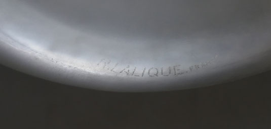 coupe de René Lalique, entre 1925 et 1930 en verre légèrement fumé moulé et pressé portant la signature R. LALIQUE FRANCE, diamètre 16 cm hauteur 6,8 cm