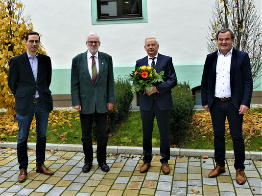 Josef Scheller von der Stifterfamilie, Professor Hand Leppelsack und Landrat Albert Gürtner gratulieren dem Preisträger Karl Lichtenstern