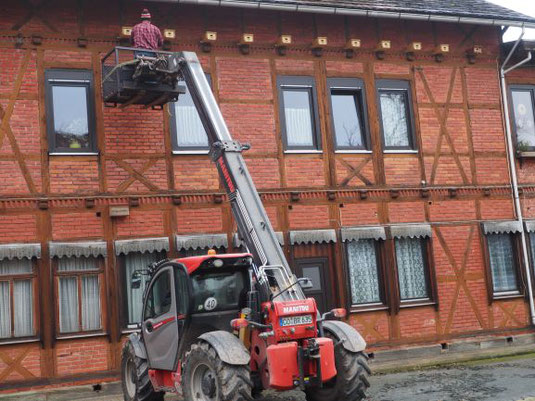 Die Mauerseglerkästen wurden vergangenes Jahr mithilfe eines Hubsteigers an die Hausfassade von Christine Bonas angebracht. Foto: Petra Altrichter/LBV