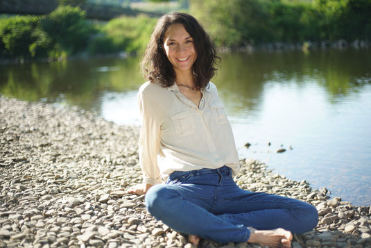 Julia Vuong Spirituelle schamanische jahresgruppe online Jahresprogramm Chakra persönliche Weiterentwicklung Heilung Yoga Kurs Workshop Chakraheilung lernen Vertrauen Selbstliebe Partnerschaft Beziehungen Intuition Loslassen Gesundheit Achtsamkeit