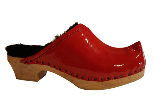 Sabot suédois femme en cuir verni rouge pour l'hiver tout doublé en mouton, réalisé à la main et sur mesure par isa, maître artisan, bottier et sabotier, à saint-bertrand-de-comminges dans les Pyrénées centrales
