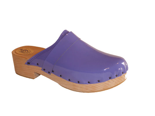 sabot suédois femme en cuir verni bleu réalisé par les sabots d'isa, maître artisan bottier sabotier à saint-bertrand-de-comminges