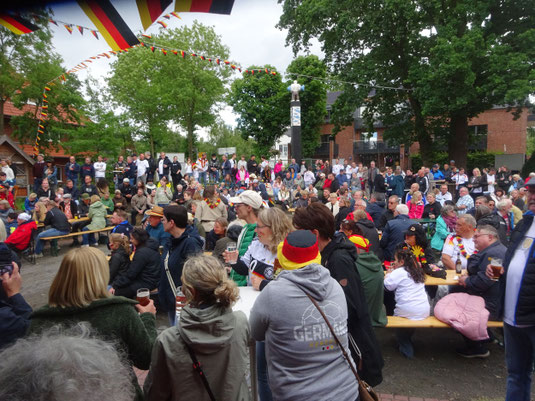 Volles "Haus" auf dem Hüder Dorfplatz beim 1. (und einzigen) Public Viewing zur Fußball-WM der Männer. Foto: UPo