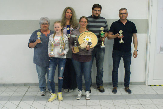 von links nach rechts: Uschi Grötzbach, Summer Schwarz, Simone Platz, Sarah Sturm, Christian Sturm, Rainer Müller