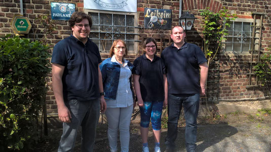 von links nach rechts: Jugendleiter Christian Sturm, stlv. Jugendleiter Hilde Gewehr, Vereins- und Kreiskönigin Vanessa Platz, Jugendtrainer Markus Platz