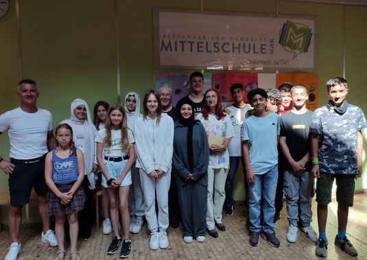 Schüler und Schülerinnen der Mittelschule Marktredwitz übergeben Beate Küspert (Mitte) ihre Spende. Quelle: privat 