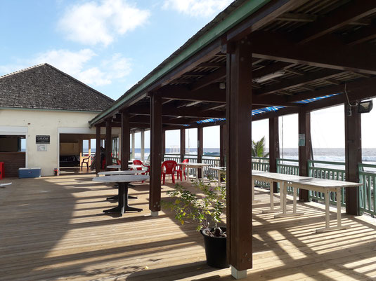 réservation d'une salle avec magnifique terrasse, vue sur la baie de saint gilles, à saint gilles les bains. Mise à disposition pour une demi-journée, journée ou soirée. Pour tout type de soirée.