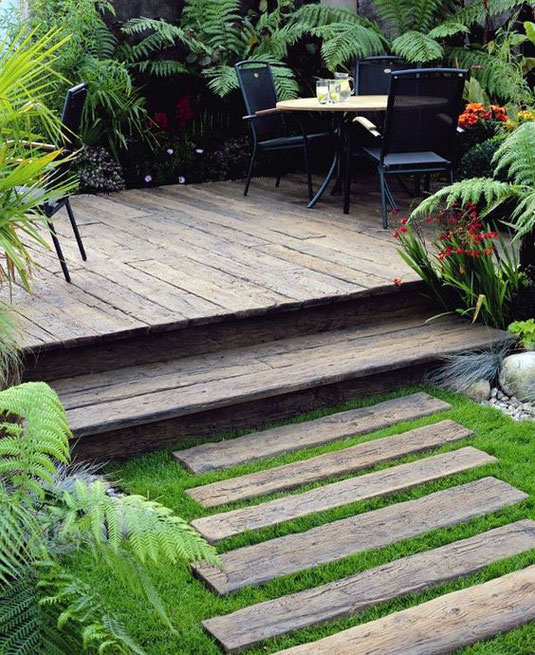 Petit jardin urbain et terrasse en ville