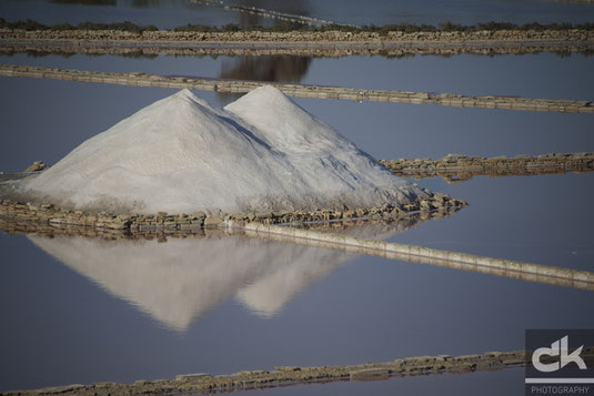 Die Salzberge spiegeln sich im Beckenwasser
