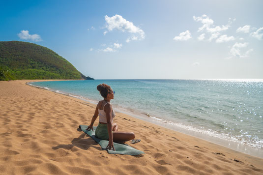 Yoga à la plage de  Deshaies © Guillaume Aricique, 2021, Comité du Tourisme des Îles de la Guadeloupe CTIG 
