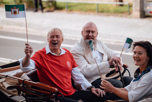 Theaterfest 2025: Intendant Jens Neundorff von Enzberg, Herzog Georg II. (Alexander John) und Landrätin Peggy Greiser (c) Kuksung Han 