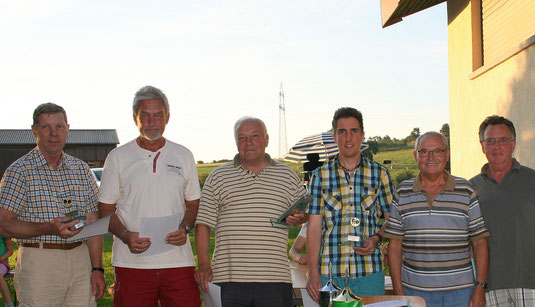 Rolf Dix und Gerhard Schneider ehrten die erfolgreichsten Spieler der Herren-Klasse: Sebastian Dix, Helmut Zinn, Alfred Wolf und Karl-Heinz Zinn (von rechts)