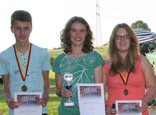 Anna Rühll (Mitte) gewann ungeschlagen die Jugend-Konkurrenz vor Laura Stöppler (rechts) und Benjamin Schmelzer