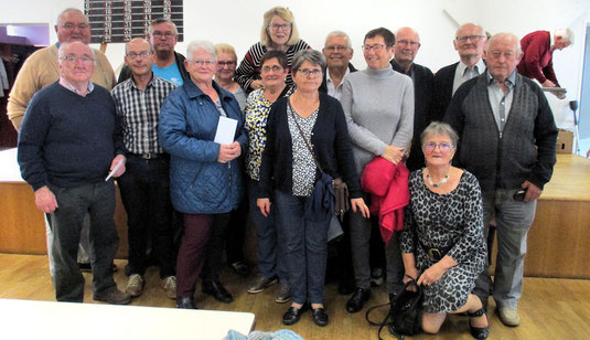 Les gagnantes et gagnants des sept premières équipes au concours de belote secteur 