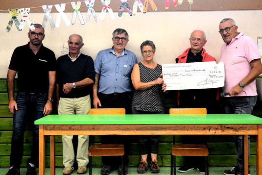 La remise du chèque au profit de solidarité Madagascar
