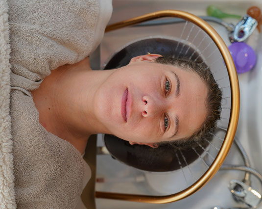 Dezember bis März  Gerade in den Wintermonaten braucht unser Nervensystem besondere Aufmerksamkeit. Das Winterruhe Head Spa Ritual verbindet japanische Kopfbehandlung, Nacken- & Schulterentspannung, sanfte Lymphgriffe und aromatherapeutische Elemente zu e
