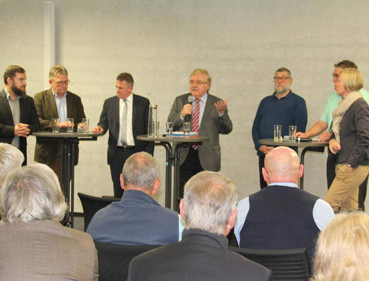 Im Landratsamt diskutieren (v.l.): Sigurd Hüglin, Bruno Dreher, der Krauchenwieser Bürgermeister Jochen Spieß, Moderator Franz Mattes, Rainer Ohmacht, Inzigkofens Bürgermeister Bernd Gombold, Landrätin Stefanie Bürkle. Foto: Bürgerinitiative Inzigkofen