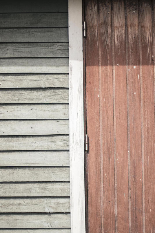 A really minimalistic picture of a wooden house that visually represents the minimalistic approach of the sufficiency strategy