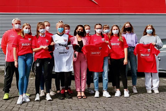 Neue Fußballtrikots für die Frauen und Mädchen