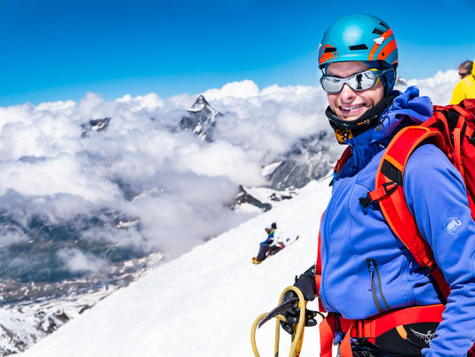 Auf dem Breithorn. Im Hintergrund blitzt das Matterhorn aus den Wolken
