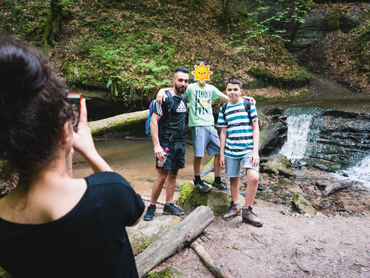 Posen vor dem kleinen Waserfall.