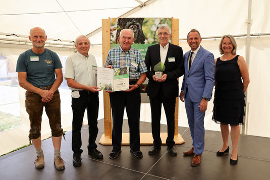 Gruppenbild Preisträger des Projekts Uhuschutz im Frankenjura mit Umweltminister Glauber ©STMUV / Ralf Rödel