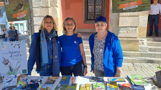 von links: Bettina Bucka, Margareta Loscher und Hanne Weiß  -  Foto © Margareta Loscher.  Bettina Bucka Autorin des Kinderbuches ,, Der Kleine Kiebitz Locke"