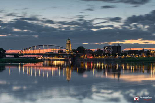 Landschapfotografie: skyline van Deventer tijdens het blauwe uurtje