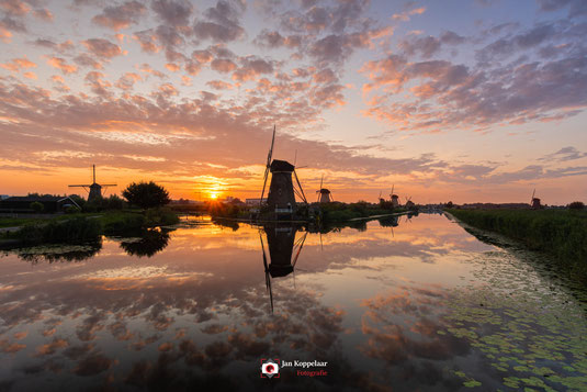 Maar ook bij zonsondergangen kun je het mooi treffen (Kinderdijk, Nederland)