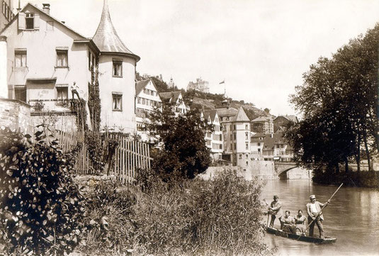 Stocherkahn vor Hölderlinturm um 1900, Bild: Siehe schlecht leserliche Einprägung unten rechts [Public domain].*