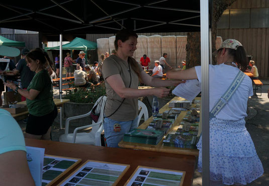Reges Treiben am Infostand (Foto: Marianne Hohlfeld)