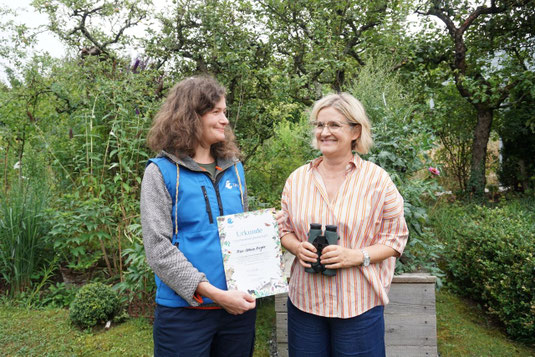 Preisübergabe durch Ehrenamtsbeauftragte Marlis Heyer (li.) an Cathrin Rieger (re.) - Bild: Marianne Hohlfeld