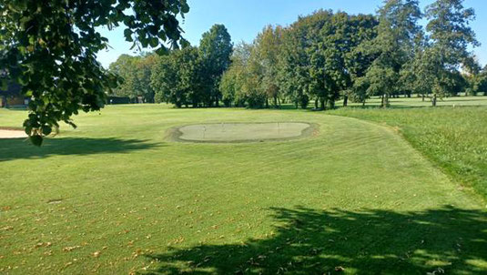 Der Golfplatz zeigt sich hier mit einer der vielen natürlichen Strukturen. Foto: Hermann Kunze