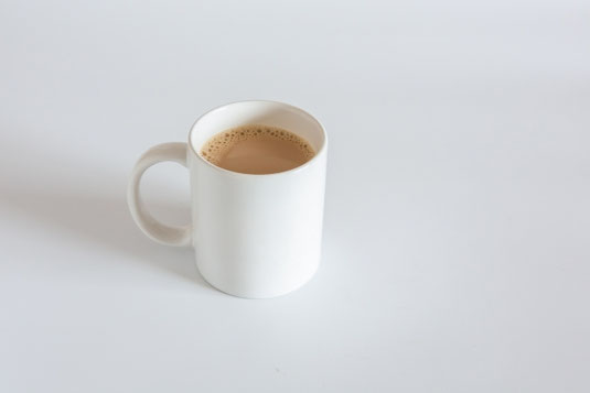カフェオレの入った白色のマグカップ。